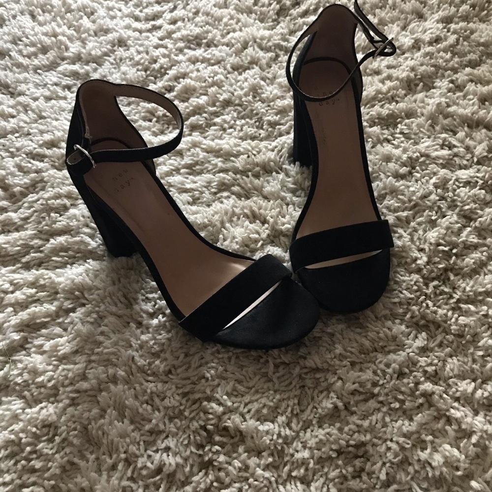Black high heels!!! - Picture 3 of 4